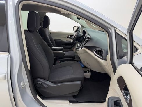 Used 2023 Chrysler Voyager LX FWD image 11