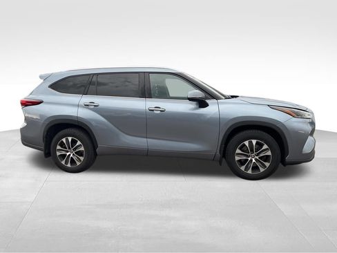 Used 2021 Toyota Highlander XLE AWD/4WD image 2