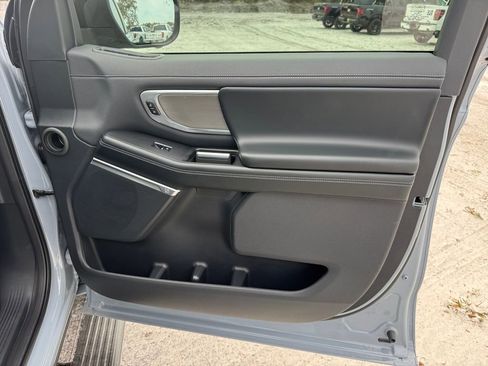 New 2025 Ford Expedition Max Platinum w/ Driver's Package image 19