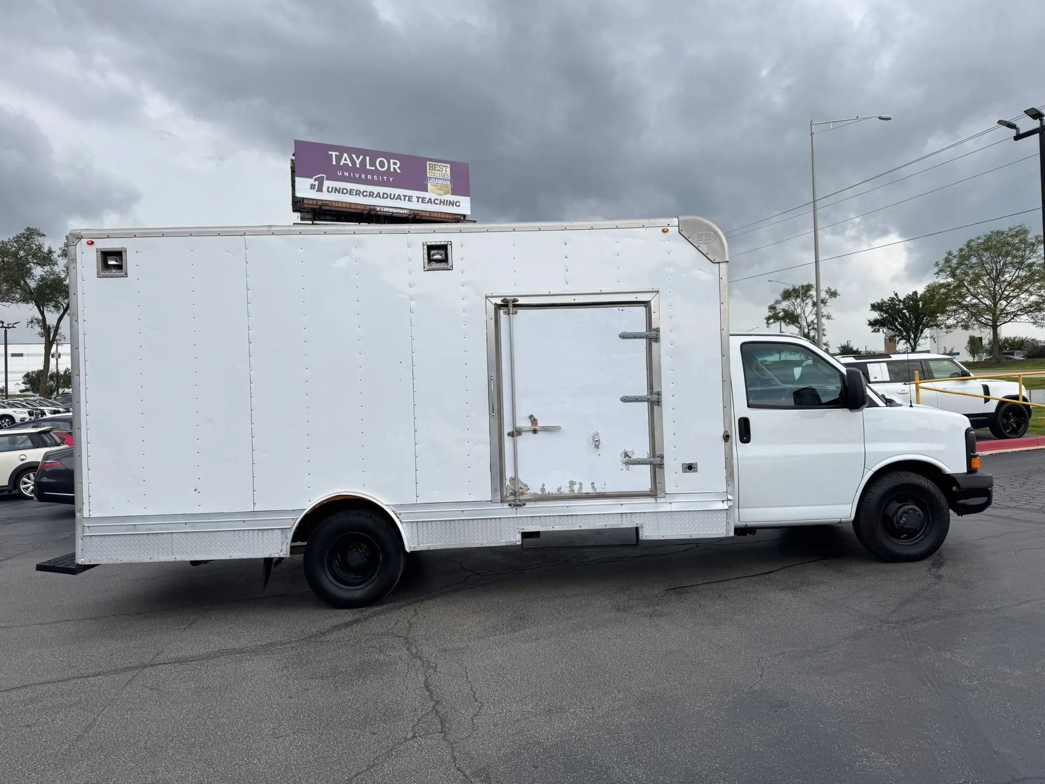 Used 2016 Chevrolet Express 4500 RWD image 3