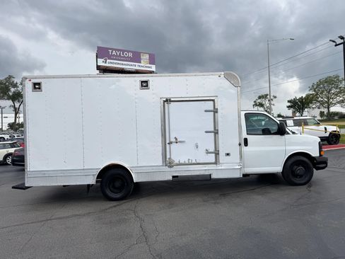Used 2016 Chevrolet Express 4500 RWD image 3