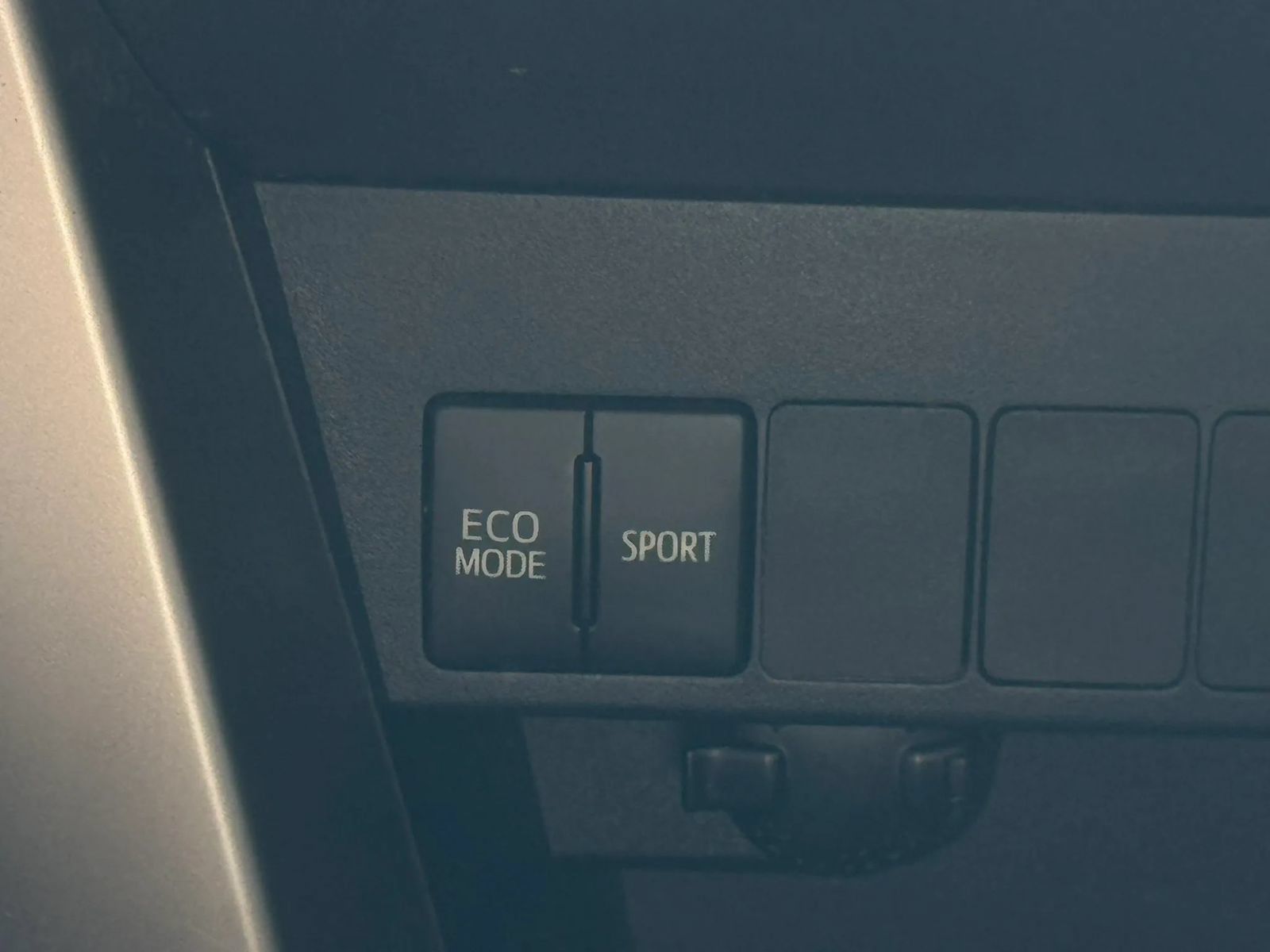 Used 2013 Toyota RAV4 XLE AWD/4WD image 29