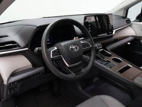 Used 2024 Toyota Sienna XLE image 15