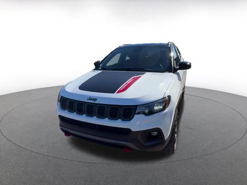 Used 2025 Jeep Compass Trailhawk image 7