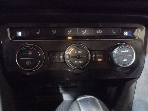 Used 2018 Volkswagen Tiguan SE w/ Panoramic Sunroof Package image 17