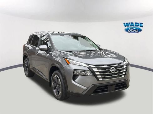 Used 2024 Nissan Rogue SV w/ SV Premium Package image 3