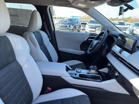 New 2025 Mitsubishi Outlander SE image 9