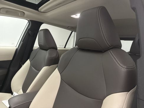 Used 2023 Toyota Corolla Cross XLE image 8