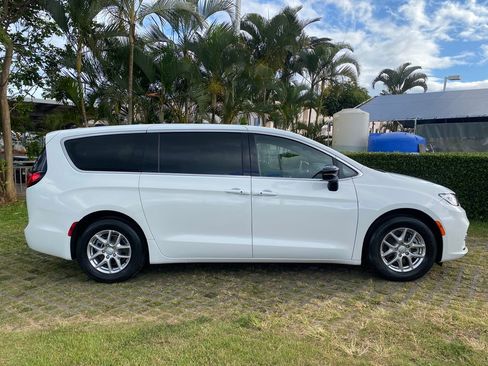 Used 2026 Chrysler Pacifica Select FWD image 8
