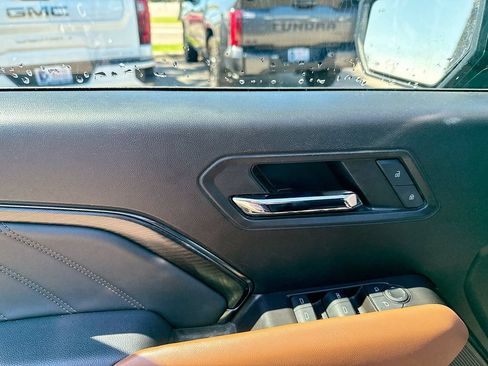 Used 2024 GMC Canyon AT4 w/ Technology Package AWD/4WD image 9