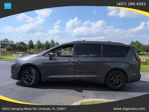 Used 2018 Chrysler Pacifica Touring-L w/ Premium Audio Group FWD image 2