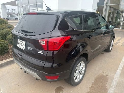 Used 2019 Ford Escape SE image 3