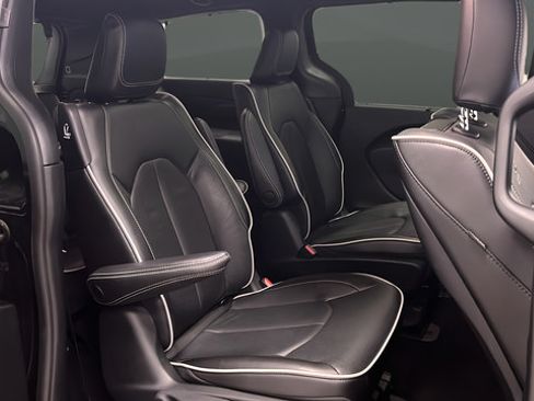 Used 2023 Chrysler Pacifica Limited w/ Uconnect Theater Family Group FWD image 24