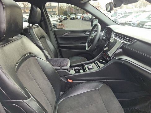 Used 2023 Jeep Grand Cherokee Altitude image 10