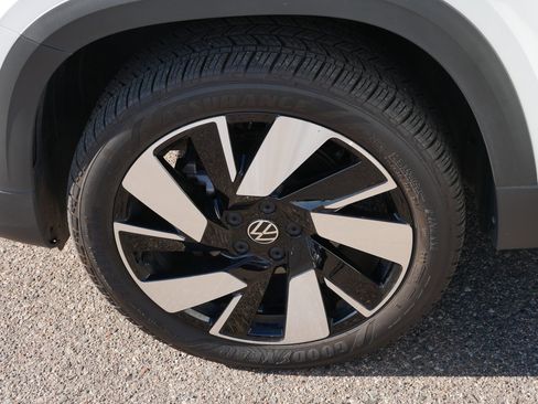 Used 2024 Volkswagen Taos SEL image 15