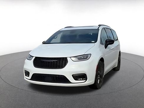 Used 2025 Chrysler Pacifica Limited image 7