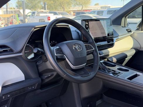 Used 2021 Toyota Sienna XLE image 20