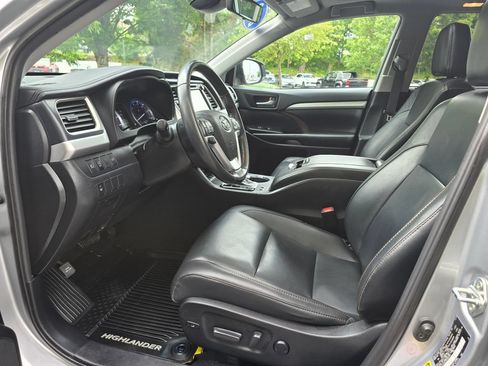 Used 2019 Toyota Highlander XLE AWD/4WD image 16