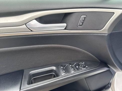 Used 2019 Ford Fusion SE FWD image 12
