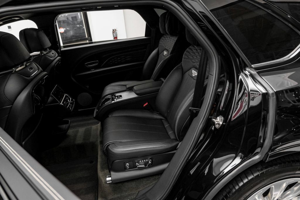 Used 2023 Bentley Bentayga Extended Wheelbase AWD/4WD image 39