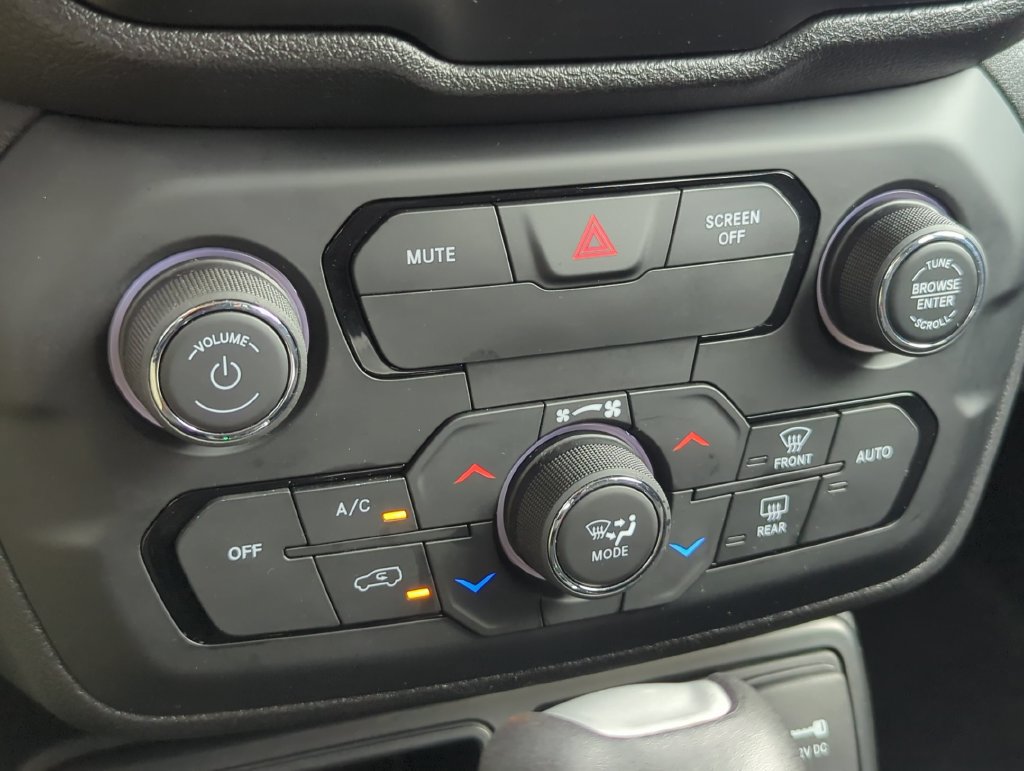Used 2018 Jeep Renegade Latitude FWD image 17