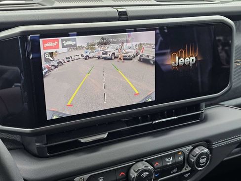 Used 2025 Jeep Gladiator Mojave w/ Technology Group AWD/4WD image 22