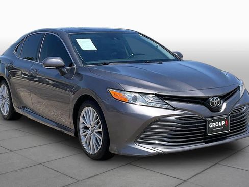 Used 2019 Toyota Camry XLE FWD image 3
