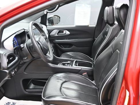 Used 2025 Chrysler Pacifica Limited FWD image 18
