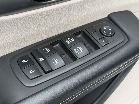 Used 2023 Chrysler Pacifica Touring-L FWD image 16
