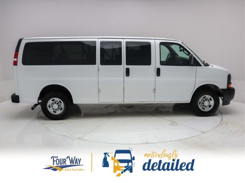 Used 2017 Chevrolet Express 3500 LS RWD image 2