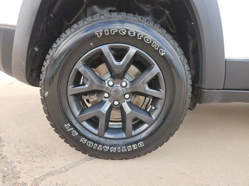 Used 2020 Jeep Cherokee Latitude AWD/4WD image 10