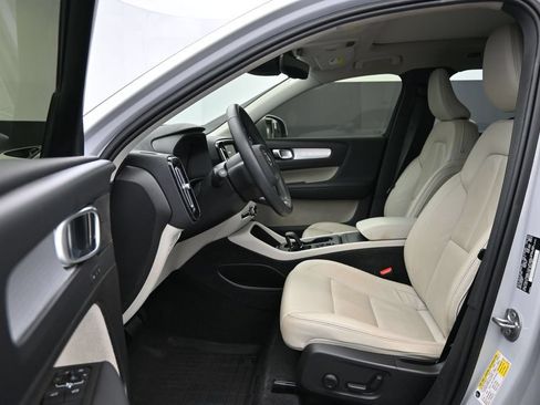 Certified 2022 Volvo XC40 T5 Momentum w/ Premium Package AWD/4WD image 11