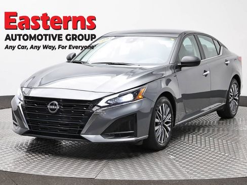 Used 2025 Nissan Altima 2.5 SV FWD image 1