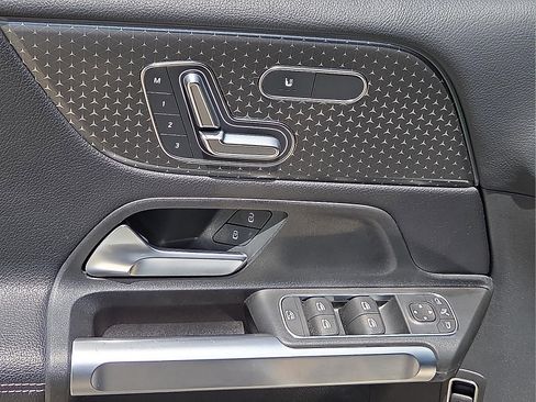 Used 2025 Mercedes-Benz GLB 250 4MATIC image 13