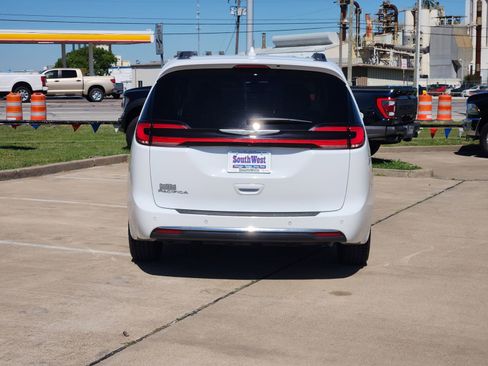 Used 2022 Chrysler Pacifica Touring-L FWD image 8