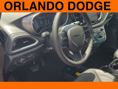 New 2026 Chrysler Pacifica Select image 10