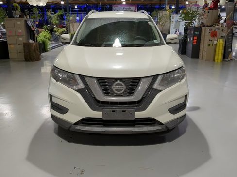 Used 2020 Nissan Rogue SV w/ Premium Package image 3