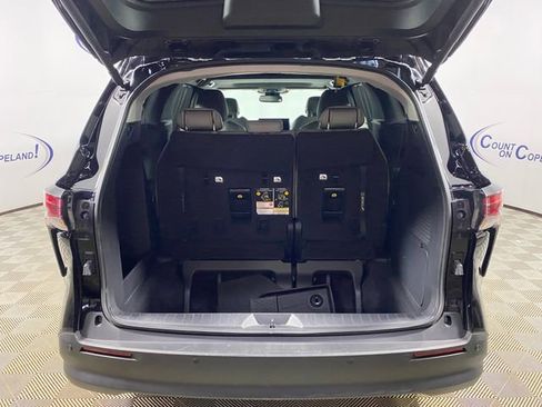 Used 2025 Toyota Sienna XLE image 7