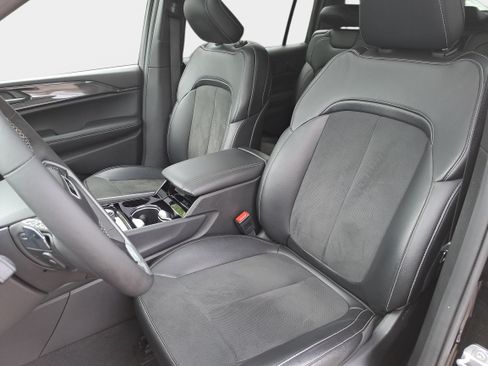 Used 2023 Jeep Grand Cherokee L Laredo AWD/4WD image 17