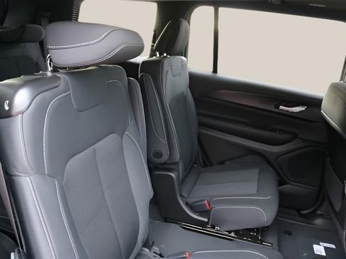 New 2025 Jeep Grand Cherokee L Laredo image 19