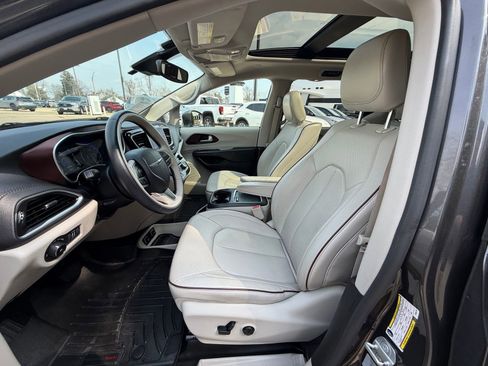 Used 2017 Chrysler Pacifica Limited w/ UConnect Theater Package image 4