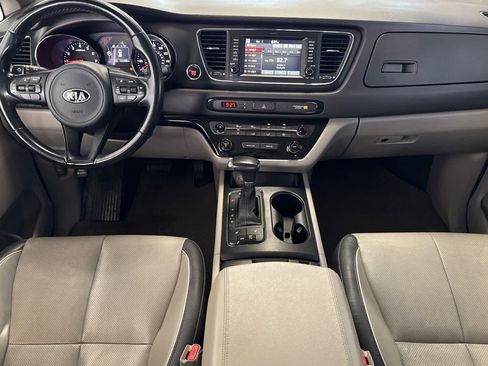 Used 2017 Kia Sedona LX w/ LX Essentials Premium Package FWD image 14