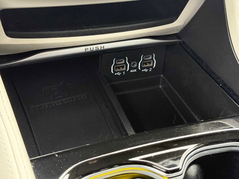 Used 2023 Chrysler Pacifica Limited image 32