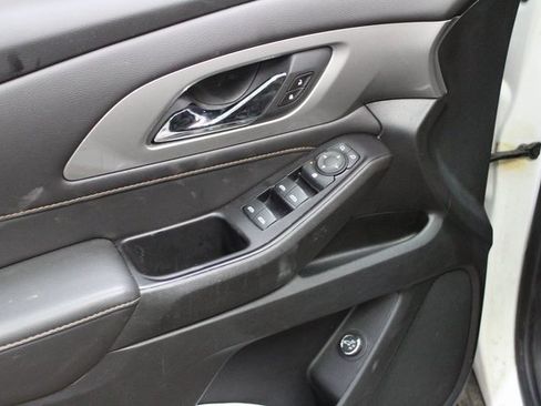 Used 2020 Chevrolet Traverse LT image 12