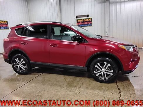 Used 2018 Toyota RAV4 LE AWD/4WD image 2
