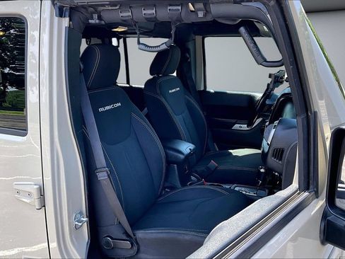 Used 2018 Jeep Wrangler Unlimited Rubicon w/ Connectivity Group AWD/4WD image 28
