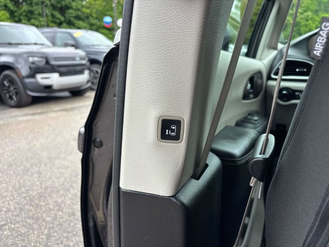 Used 2023 Chrysler Voyager LX FWD image 17