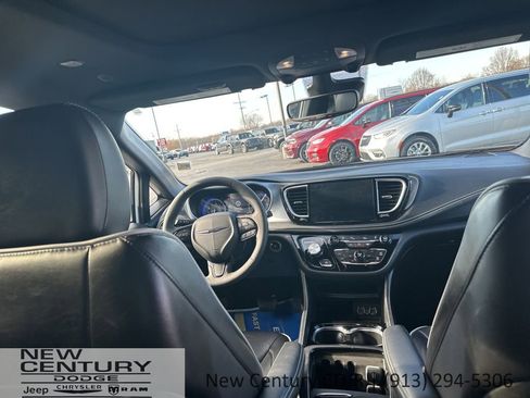 Used 2025 Chrysler Pacifica Limited image 17