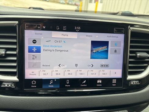 Used 2023 Chrysler Pacifica Touring-L FWD image 16