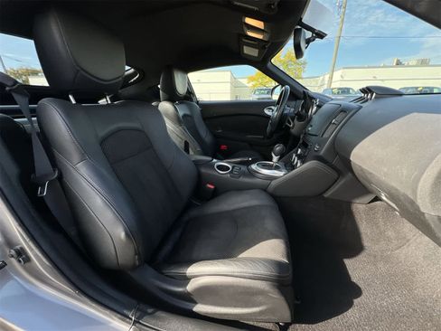Used 2010 Nissan 370Z Touring w/ Sport Pkg image 19
